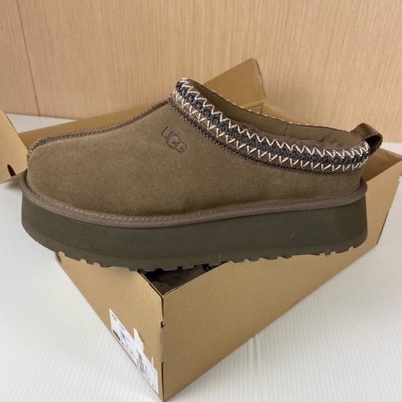UGG Shoes - UGG Tazz Platform Slippers Womens 9 Driftwood Taupe Suede Plush Lined Shoes